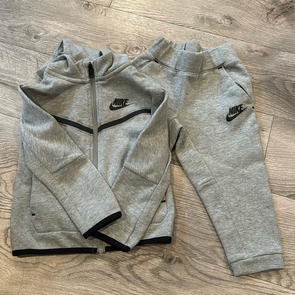 Gray Nike Tech Fleece Sweatsuit set. 2T boys